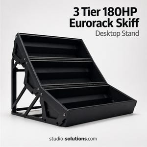 Può includere: Supporto da scrivania Eurorack skiff nero a 3 livelli. Progettato per contenere moduli da 180HP. Il supporto è in metallo nero e ha un design robusto. Il testo "3 Tier 180HP Eurorack Skiff Desktop Stand" è visibile.