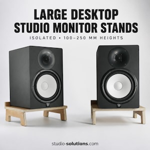 Op de afbeelding: Twee lichtgekleurde houten desktop studiomonitorstandaards met vier korte poten, elk ondersteunt een zwarte studiomonitorluidspreker met een witte woofer. Tekst: LARGE DESKTOP STUDIO MONITOR STANDS ISOLATED 100-250 MM HEIGHTS studio-solutions.com
