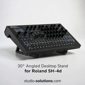 Op de afbeelding: Een zwarte, 30 graden schuine desktopstandaard voor de Roland SH-4d synthesizer. De standaard heeft een stevig frame dat is ontworpen om de synthesizer te verhogen voor betere zichtbaarheid en toegang tot de vele zwarte knoppen, schuifregelaars en toetsen.