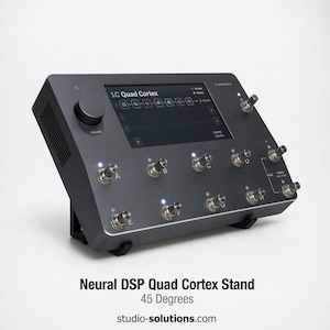 Può includere: Un supporto nero Neural DSP Quad Cortex con più interruttori argentati e uno schermo che mostra le impostazioni. Il supporto è angolato a 45 gradi e presenta il testo "1C Quad Cortex" e "studio-solutions.com".