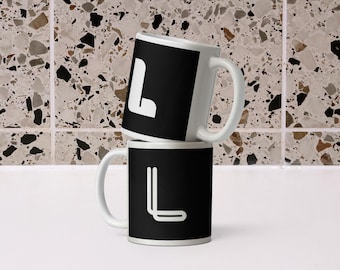 Litera L – dwustronny – personalizowany kubek czarno-biały z monogramem