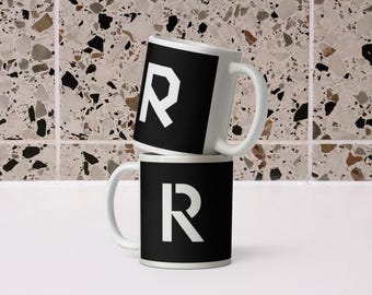 Taza personalizada con monograma en blanco y negro de doble cara con la letra R