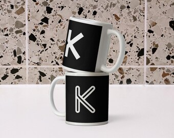 Bokstaven K – dubbelsidig – personlig svartvit mugg med monogram