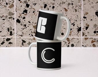 Taza personalizada con monograma en blanco y negro, doble cara, letra C
