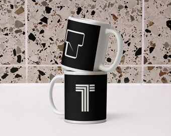 Letter T – dubbelzijdig – gepersonaliseerde zwart-witte mok met monogram