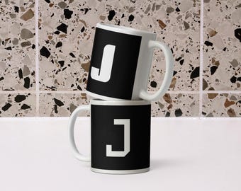 Litera J – dwustronny – personalizowany kubek z monogramem czarno-białym