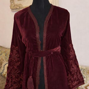 Puede incluir: Un letrero de madera hecho a mano con el texto "Welcome to our home" en un estilo manuscrito. El letrero está pintado de blanco con letras negras y un acabado envejecido, apto para uso interior o exterior.