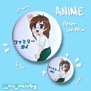 Może przedstawiać: Dwie białe przypinki Anime Peter Griffin na jasnoniebieskim tle. Większa przypinka przedstawia postać z kreskówki w białej koszuli, zielonych spodniach i okularach. Widoczny jest również tekst "ANIME" i "Peter Griffin".