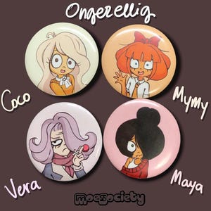 Może przedstawiać: Cztery okrągłe guziki z ilustracjami dziewczyn z kreskówek. Guziki są oznaczone jako "Coco", "Mymy", "Vera" i "Maya". Guziki mają brązowe tło z tekstem "Ongerellig" i "moesociety."