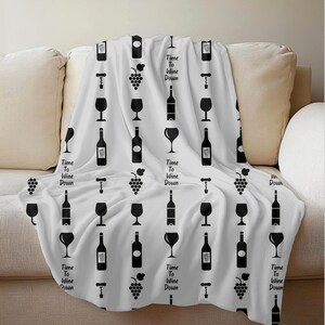 モダンで上品なワインボトルとグラス柄のフリースシェルパブランケット｜ワインタイムでリラックス