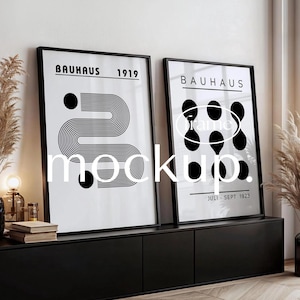 Schwarzer Rahmen Mockup, zwei Bilderrahmen auf Konsole, Wand Kunst Mockup im modernen Wohnzimmer, PSD Smart Objekt, Photoshop Vorlage