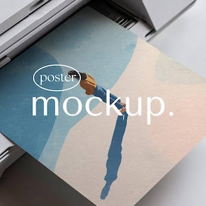 Mockup di poster per stampante, stampa artistica su carta A4, primo piano, interni ufficio realistici, PSD Photoshop, download digitale