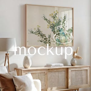 Maqueta de marco horizontal: marco de 4x5 en sala de estar, exhibición de arte de pared, marco horizontal con reflejo de vidrio, objeto inteligente PSD, Photoshop