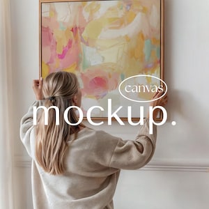Canvas Floating Mockup: Quadratische gerahmte Leinwand für die Wandkunst, Frau hält leere Leinwand, PSD Smart Objekt, Photoshop Vorlage