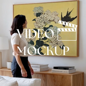 Pode incluir: Uma caneca de cerâmica branca com uma alça preta e o texto "But First, Coffee" em negrito preto. A caneca está sobre um fundo desfocado, sugerindo um ambiente acolhedor.