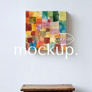 Mockup di tela avvolgente, tela quadrata tesa per esposizione di opere d'arte da parete, tela senza cornice 1:1 sopra una sedia, piccola tela vuota, oggetto intelligente PSD