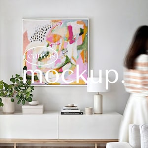 Maqueta de lienzo: Marco cuadrado con persona (PSD, JPG), exhibición de arte de pared sobre consola, objeto inteligente de Photoshop, maqueta de lienzo blanco de 1x1