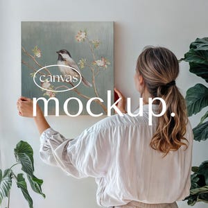 Maquette de toile carrée sans cadre : personne tenant une toile 1 x 1 dans le salon, objet intelligent PSD, exposition d'art mural dans le salon, Photoshop