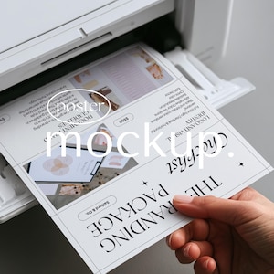 Printermodel Letter-formaat, 8,5 x 11 inch Postermodel met hand, blanco papier om af te drukken, Photoshop-sjabloon, slim PSD-object