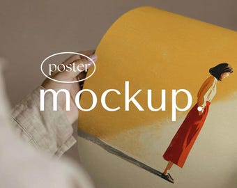 Poster mockup van dichtbij: Vrouw met een blanco poster (formaat 5x7 inch) als mockup, PSD smart object, digitale download