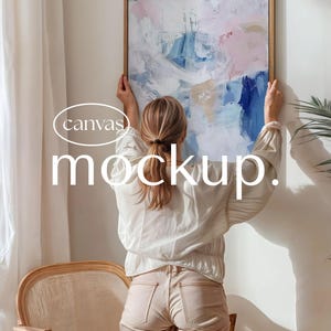 Ingelijst canvasmodel, 4:3 zwevend frame voor kunst aan de muur, vrouw met canvas in woonkamer, slim PSD-object, Photoshop-sjabloon