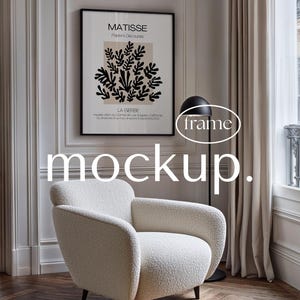 Maqueta de marco en una sala de estar de lujo: Marco negro para lámina decorativa de pared, marco vertical de 3x4, objeto inteligente PSD, archivo JPG, descarga digital.