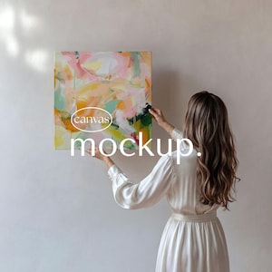 Puede incluir: Una obra de arte en lienzo cuadrada con un diseño abstracto en colores pastel de rosa, amarillo y verde. La palabra "canvas" está en un óvalo blanco, y la palabra "mockup" está debajo. Una persona sostiene el lienzo.