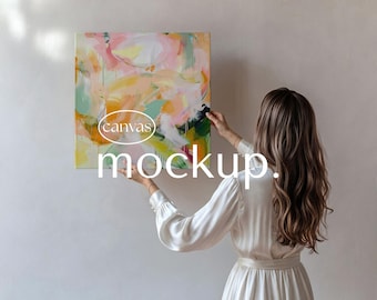 正方形キャンバスモックアップ、壁掛けアート、ミニマルルーム、女性シーンPSDテンプレート