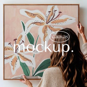 Maqueta de lienzo con persona sosteniendo: lienzo cuadrado con mujer, marco flotante para arte mural, objeto inteligente PSD, lienzo flotante vacío