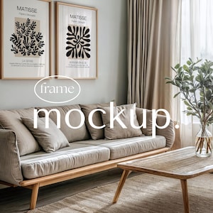 Mockup met 2 frames, A0 A1 A2 A3 A4 ISO-lijst in woonkamer met bank, PSD en JPG, Digitale download, Slim Photoshop-object