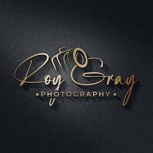 Könnte beinhalten: Goldfarbenes Logo auf einem dunkelgrauen, strukturierten Hintergrund. Das Logo zeigt den Namen "Roy Gray" in eleganter Schrift, darunter "Photography". Ein stilisiertes Kamera-Symbol ist in das Design integriert.