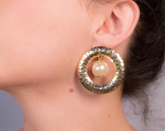 Geometric Hammered Round Pearl Drop Earrings