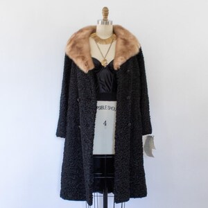 Abrigo de piel de cordero persa de stock muerto de los años 60, abrigo mod vintage con cuello de visón negro (XS-M)