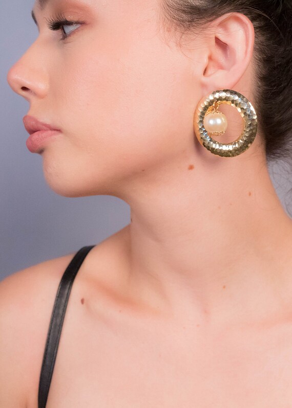 Geometric Hammered Round Pearl Drop Earrings - image 2