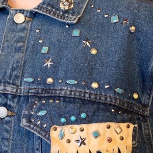 Oversized 80s Studded Southwestern Denim Jacket se adapta a los tamaños XS / S / M imagen 2