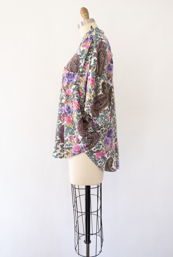 Button-front Inverted Notch Collar Blouse in Art Deco Paisley