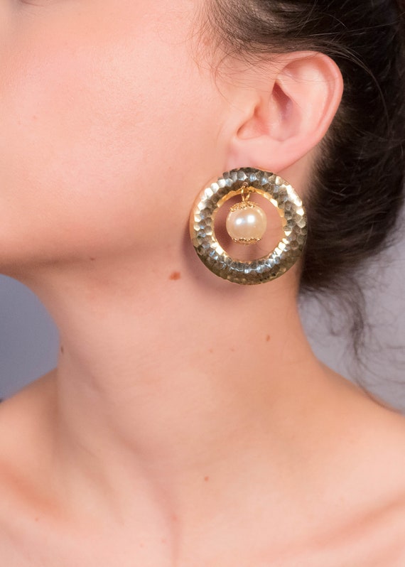 Geometric Hammered Round Pearl Drop Earrings