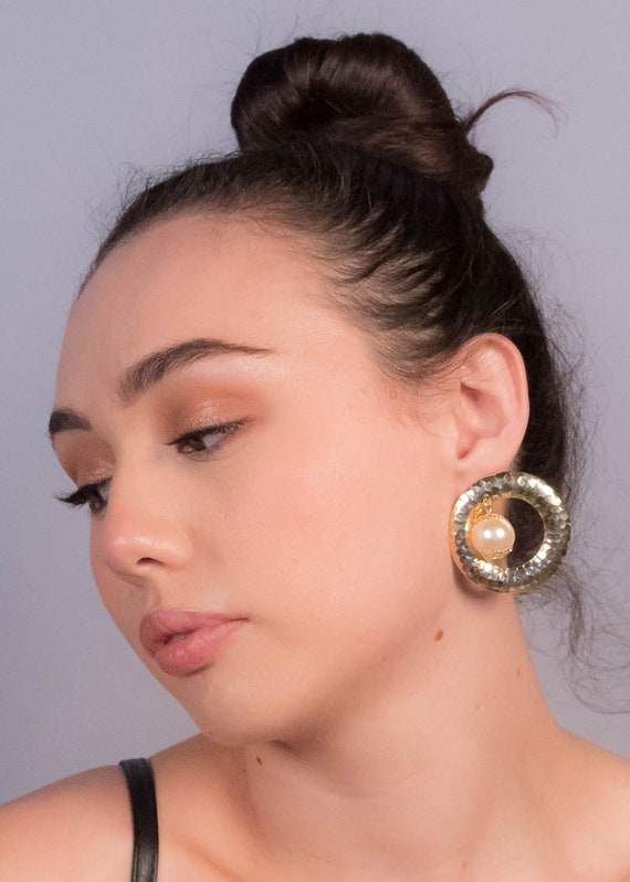 Geometric Hammered Round Pearl Drop Earrings - image 4