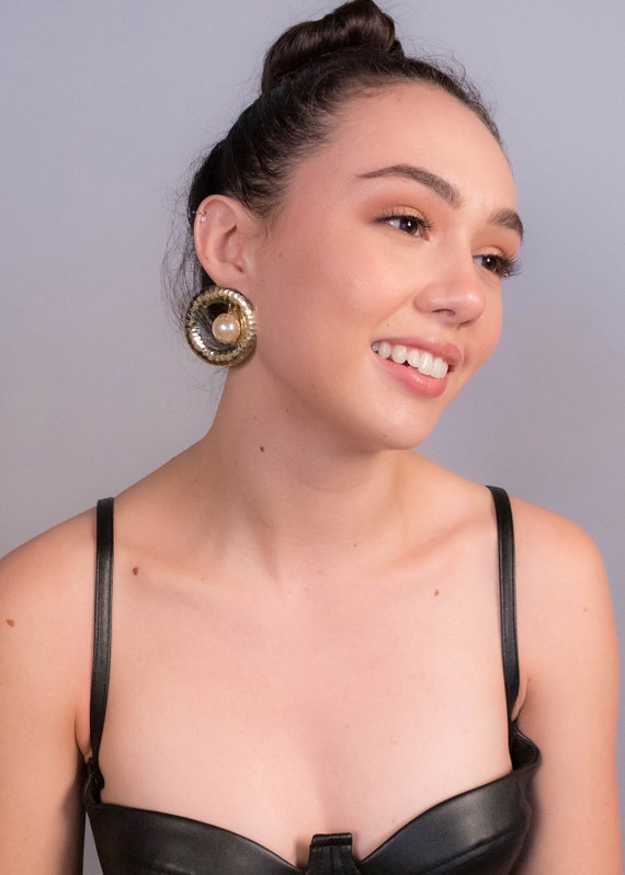 Geometric Hammered Round Pearl Drop Earrings - image 7