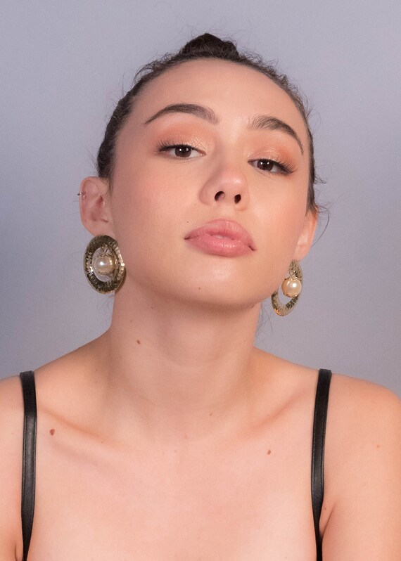 Geometric Hammered Round Pearl Drop Earrings - image 5