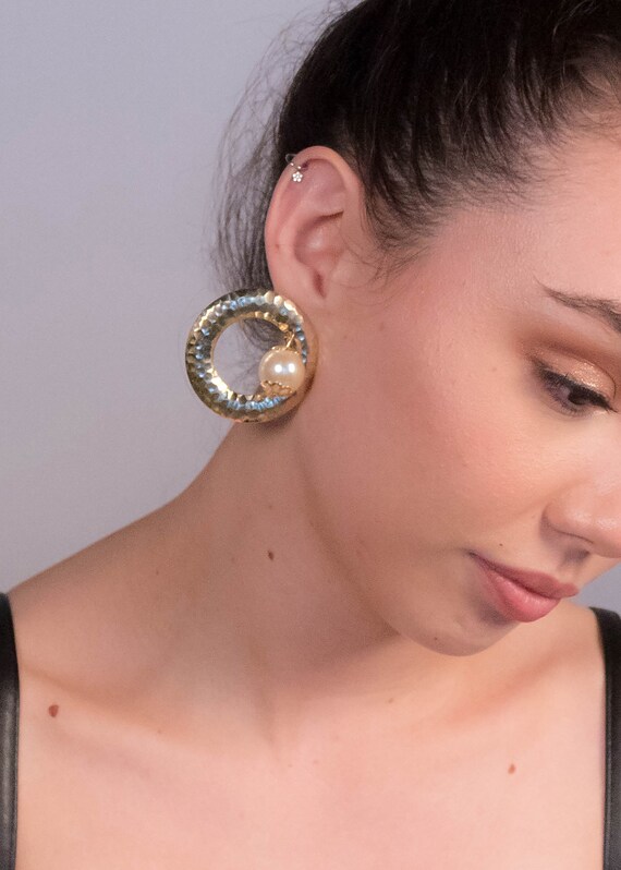 Geometric Hammered Round Pearl Drop Earrings - image 8
