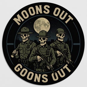 Può includere: Adesivo rotondo con un disegno di tre figure di scheletri in uniforme militare, che tengono armi, sotto una luna piena. Il testo "MOONS OUT GOONS OUT" è in un motivo circolare. Lo schema dei colori è blu scuro e nero.
