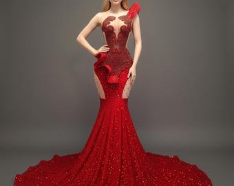 Vestido de sereia com lantejoulas vermelhas: corpete com ilusão de contas, vestido de baile assimétrico