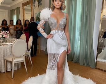 Vestido de baile com penas brancas: vestido de noite com contas prateadas e fenda