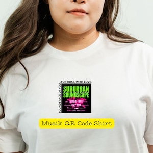 Puede incluir: Camiseta blanca con un gráfico que presenta el texto "SUBURBAN SOUNDSCAPE" en verde y rosa, con texto adicional y un código QR. La camiseta también tiene el texto "FOR ROSE, WITH LOVE" y "SOUNDTRACK OF YOU". Las palabras "Musik QR Code Shirt" están en un rectángulo amarillo.