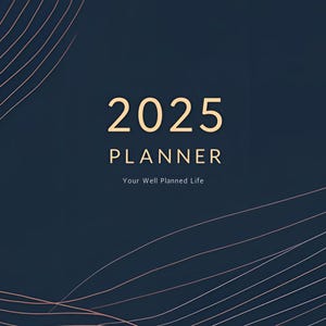 Könnte beinhalten: Ein dunkelblauer Planer-Einband mit der Jahreszahl "2025" in goldfarbenen Buchstaben. Das Wort "PLANNER" steht unter der Jahreszahl, ebenfalls in Gold. Der Satz "Your Well Planned Life" steht unten. Zarte goldene Linien krümmen sich über den Hintergrund.