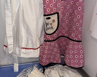 Women’s Vintage aprons Lot of 4 SEE PICS for flaws etc.   a010 Lot#1