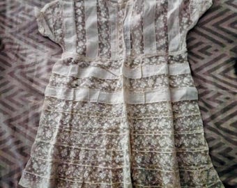 Vintage 1900s Edwardian child's dress with s/sleeves, made of white cotton& lace