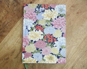Diario A5 hecho a mano, tapa dura (Floral azul), 180 páginas, papel FSC de 120 g/m², algodón con impresión japonesa, rayado/punteado/en blanco.