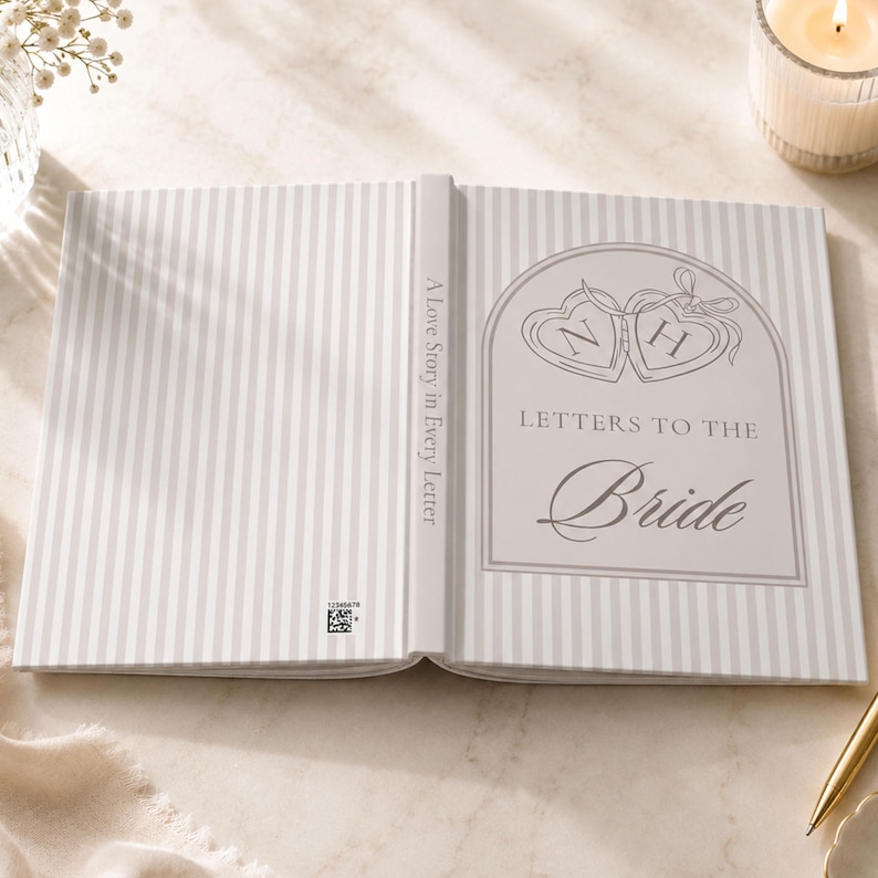 Puede incluir: Libro abierto con un patr&oacute;n de rayas grises y blancas. La portada dice "A Love Story in Every Letter". La p&aacute;gina derecha presenta el texto "Letters to the Bride" con dos dise&ntilde;os en forma de coraz&oacute;n, cada uno con una letra en su interior.